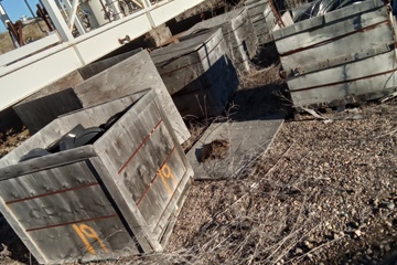 Miscellaneous crates with parts (pipe caps, gaskets, cable...)