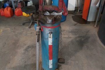 Pedestal Pipe Clamp with tank