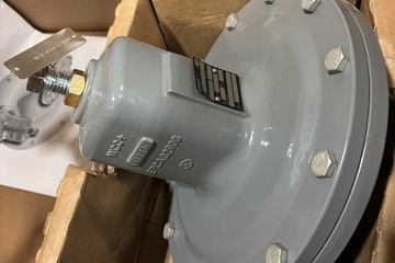 Fisher MR95L 1 in NPT Pressure Reducing Regulator