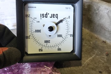 Cameron 619090-01-01-20 Pressure Gauge 0-3625 PSI or 0-250 BAR
